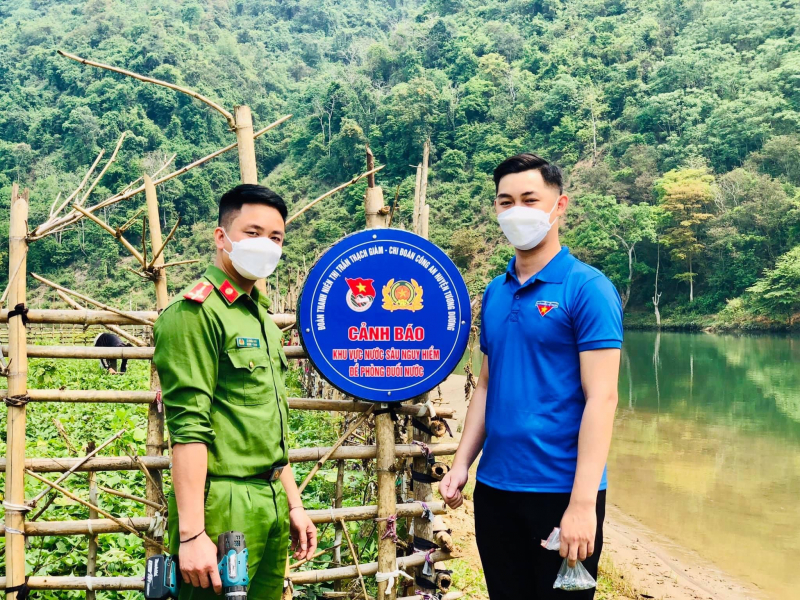 Cảnh sát “hô biến” lốp xe hỏng thành biển báo giao thông thú vị -0