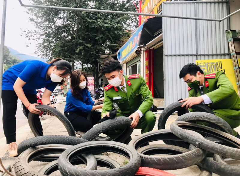 Cảnh sát “hô biến” lốp xe hỏng thành biển báo giao thông thú vị -0