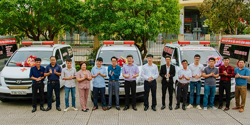 Bác sỹ trao tặng xe cứu thương vận chuyển bệnh nhân nghèo -0