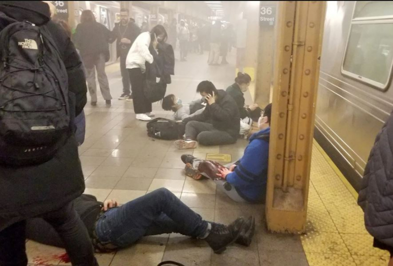Tấn công bằng súng gây thương vong nghiêm trọng tại ga tàu điện ngầm -0