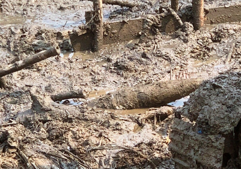 Phát hiện 2 quả đạn pháo 105mm khi thi công bờ kè -0