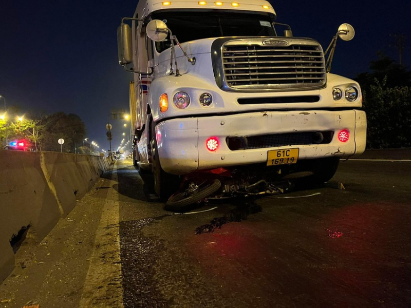 Chạy vào làn ô tô bị xe đầu kéo đẩy đi 50m, tử vong trong bệnh viện -0