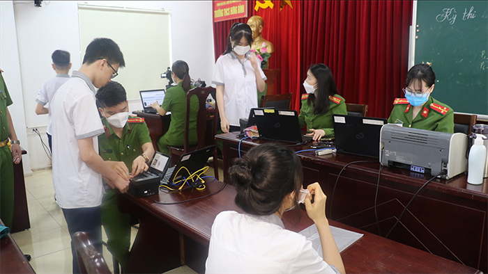 Công an TP Vinh cấp căn cước công dân và định danh điện tử  cho học sinh tại trường học -0
