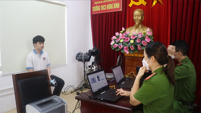 Công an TP Vinh cấp căn cước công dân và định danh điện tử  cho học sinh tại trường học -0