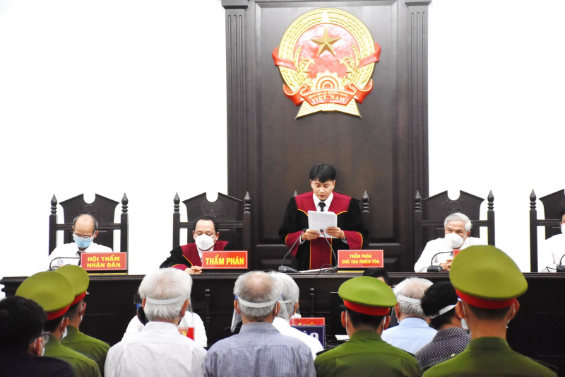 Hai cựu Chủ tịch UBND tỉnh Khánh Hòa cùng 5 đồng phạm lãnh án 26 năm 6 tháng tù -0