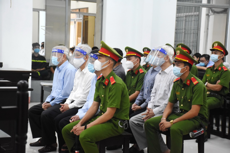 Hai cựu Chủ tịch UBND tỉnh Khánh Hòa cùng 5 đồng phạm lãnh án 26 năm 6 tháng tù -0