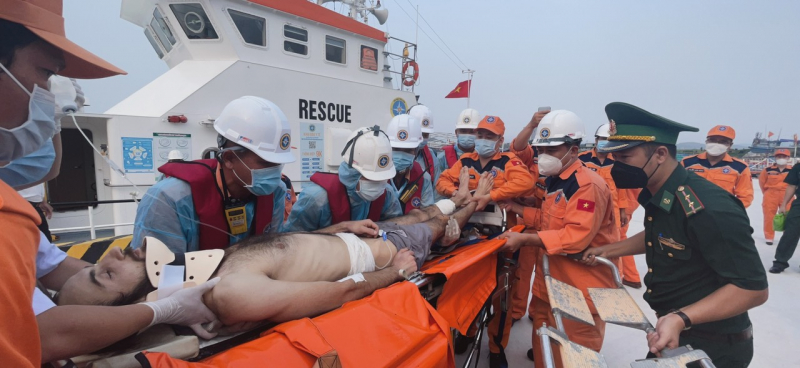 Kịp thời cứu nạn thủy thủ nước ngoài chấn thương nặng giữa biển khơi -0