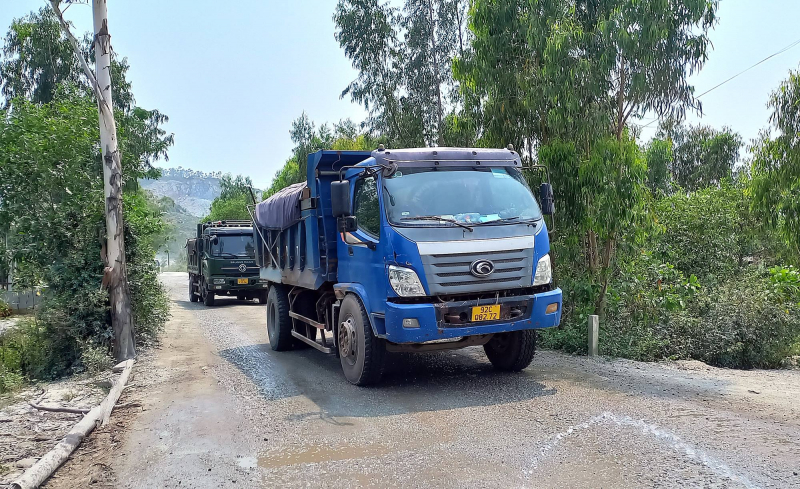 Vì sao người dân ngăn cản xe ra vào 5 mỏ đá tại Quảng Nam? -0