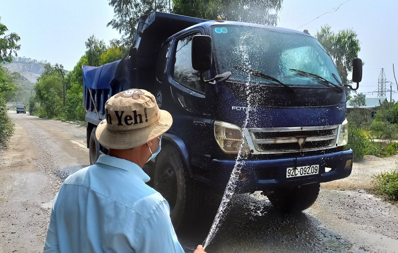 Vì sao người dân ngăn cản xe ra vào 5 mỏ đá tại Quảng Nam? -0