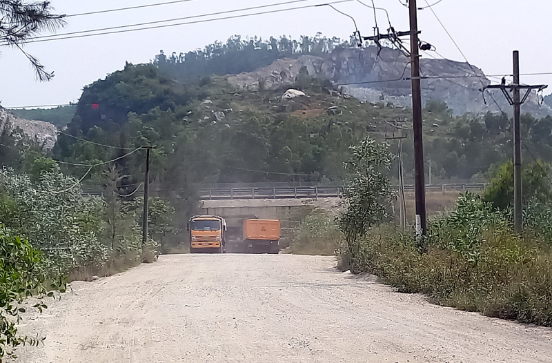 Vì sao người dân ngăn cản xe ra vào 5 mỏ đá tại Quảng Nam? -0