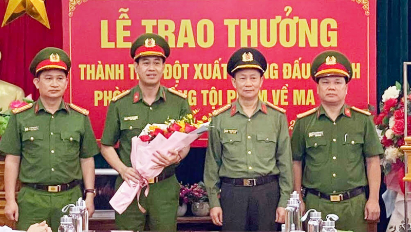 Thưởng nóng các tập thể, cá nhân phá án ma túy -0
