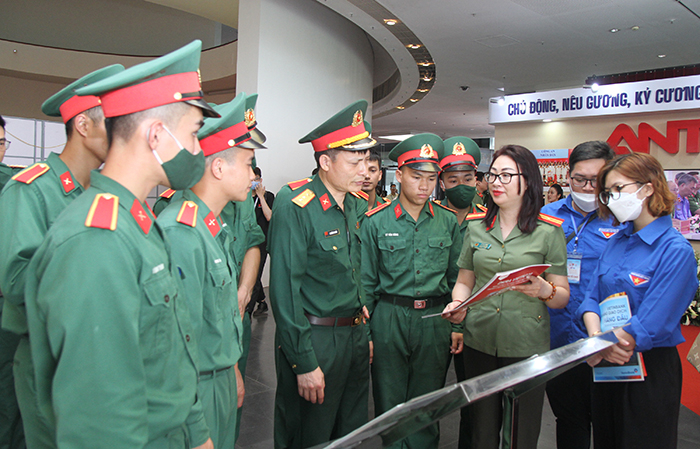 Gian trưng bày Báo CAND trang trọng, gây hứng thú với độc giả -0