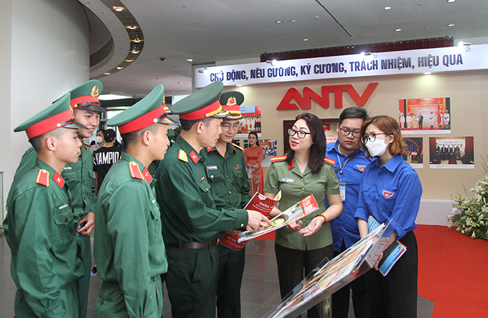 Gian trưng bày Báo CAND trang trọng, gây hứng thú với độc giả -0