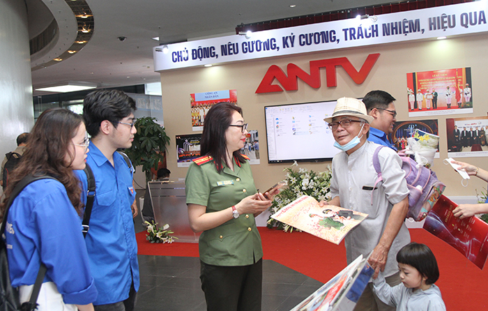 Gian trưng bày Báo CAND trang trọng, gây hứng thú với độc giả -0