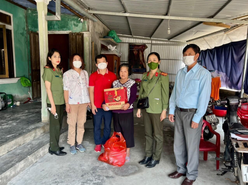 Trao hàng trăm suất quà đến người dân chịu thiệt hại do mưa lũ trái mùa -0