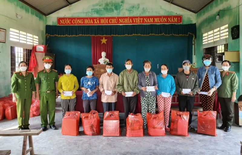 Trao hàng trăm suất quà cho người dân chịu thiệt hại mưa lũ trái mùa -0