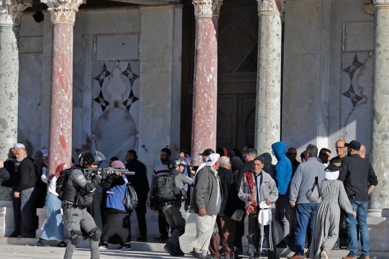 Người Palestine và cảnh sát Israel đụng độ ở Đền Al-Aqsa -0