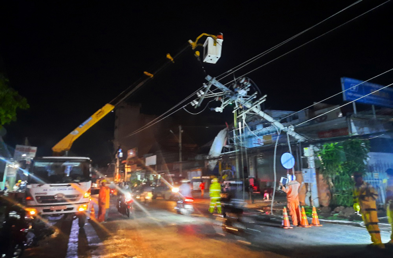 Giông lốc làm gãy cột điện, sập, tốc mái 38 căn nhà tại An Giang -0