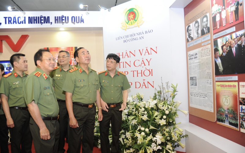 Thứ trưởng Trần Quốc Tỏ thăm, chúc mừng Báo chí CAND -0