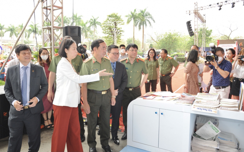 Thứ trưởng Trần Quốc Tỏ thăm, chúc mừng Báo chí CAND -5