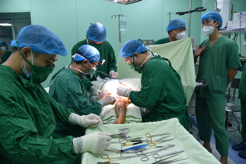 Bệnh viện 30-4 và ca vi phẫu “hồi sinh” cánh tay trái cho nam thanh niên 25 tuổi -0