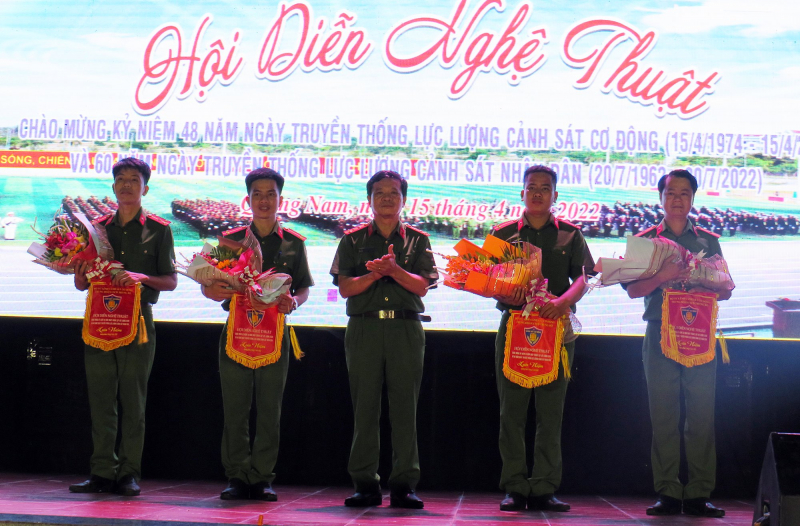 Sôi nổi Hội diễn nghệ thuật chào mừng Ngày truyền thống Cảnh sát cơ động -0