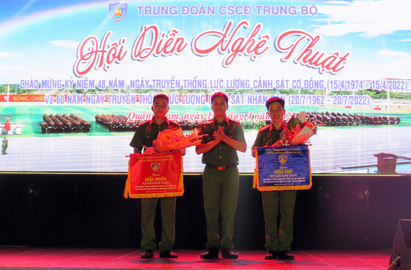 Sôi nổi Hội diễn nghệ thuật chào mừng Ngày truyền thống Cảnh sát cơ động -0