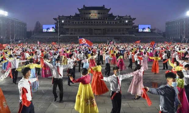 Biển người Triều Tiên mừng ngày sinh cố Chủ tịch Kim Nhật Thành -0