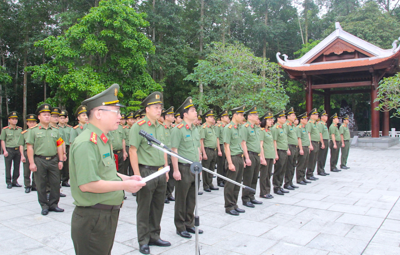 Văn phòng Bộ Công an về nguồn, báo công dâng Bác tại Khu Di tích K9 -2