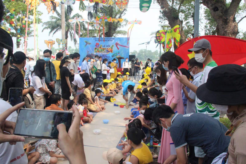 Lễ hội Diều Huế 2022 thu hút đông đảo du khách, người dân  -0