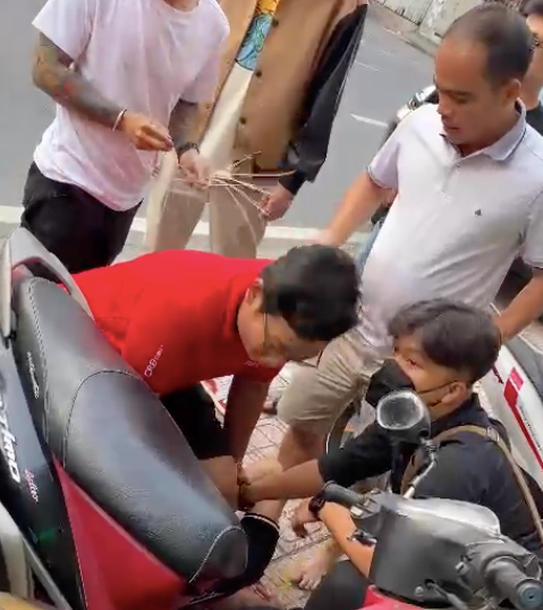 Giảng viên Đại học An Ninh dùng ô tô ngăn chặn, bắt giữ đối tượng cướp giật -1