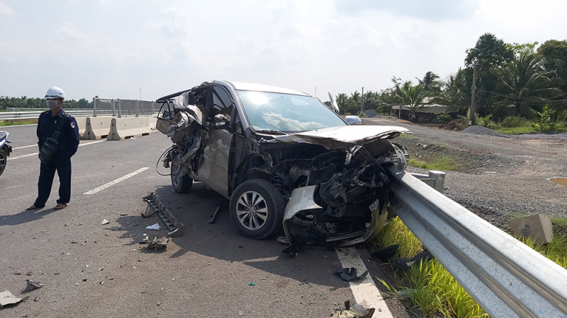 2 người thoát chết trong chiếc xe  biến dạng trên đường cao tốc Trung Lương - Mỹ Thuận -0