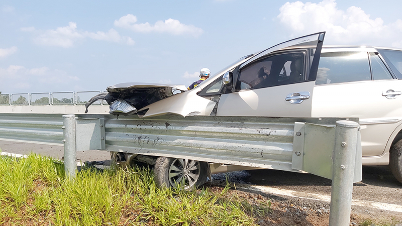 2 người thoát chết trong chiếc xe  biến dạng trên đường cao tốc Trung Lương - Mỹ Thuận -1