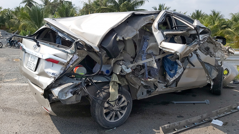 2 người thoát chết trong chiếc xe  biến dạng trên đường cao tốc Trung Lương - Mỹ Thuận -3