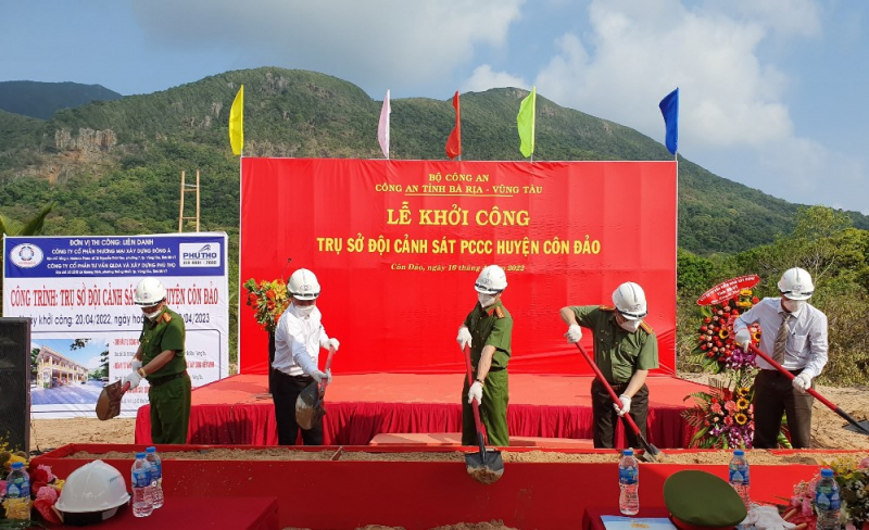 Thăm hỏi, tặng quà, khám bệnh cho gia đình cựu tù chính trị Côn Đảo -0