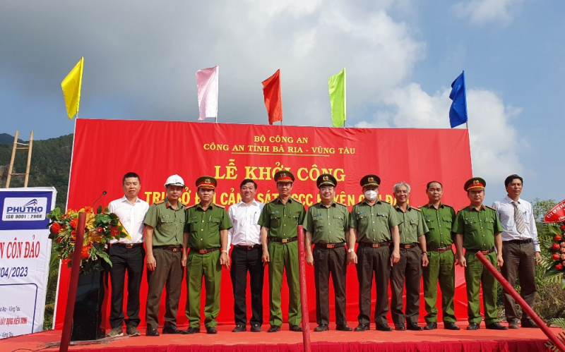 Thăm hỏi, tặng quà, khám bệnh cho gia đình cựu tù chính trị Côn Đảo -0