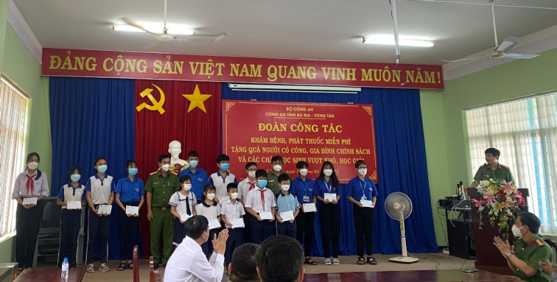 Thăm hỏi, tặng quà, khám bệnh cho gia đình cựu tù chính trị Côn Đảo -0