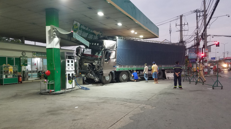 Hoảng hốt khi xe tải tông xe đầu kéo rồi lao thẳng vào cửa hàng xăng -0