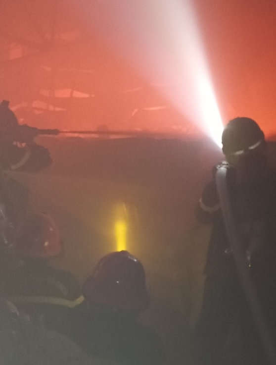 Huy động 9 đơn vị chữa cháy dập kho chứa nhựa rộng hàng ngàn mét vuồng cạnh ký túc xá -0