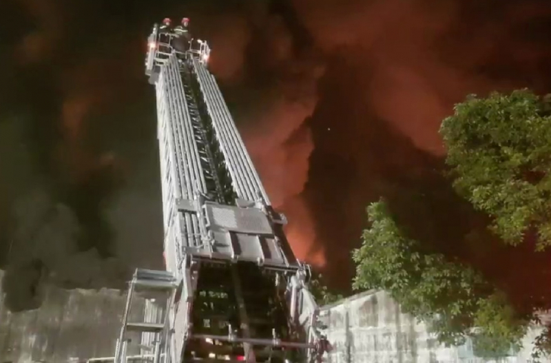 Huy động 9 đơn vị chữa cháy dập kho chứa nhựa rộng hàng ngàn mét vuồng cạnh ký túc xá -1