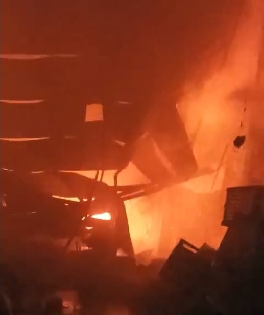 Huy động 9 đơn vị chữa cháy dập kho chứa nhựa rộng hàng ngàn mét vuồng cạnh ký túc xá -2