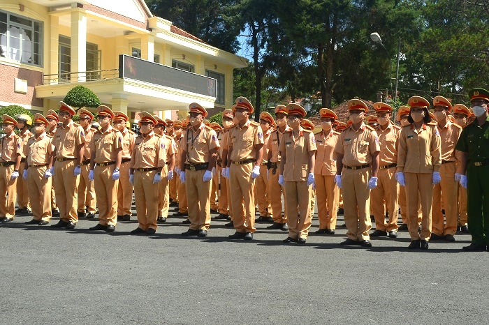 Công an Lâm Đồng ra quân bảo vệ an toàn giao thông mùa du lịch hè -0
