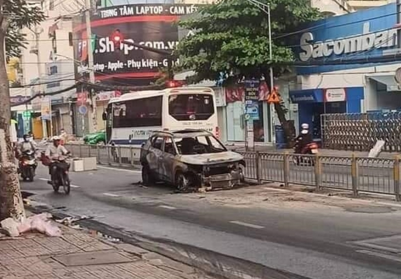 Xe 4 chỗ cháy trơ khung trên đường Nguyễn Thị Thập -0