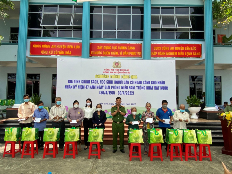 Đồng chí Trương Hòa Bình tặng quà cho các Mẹ Việt Nam anh hùng tại Bến Lức, Long An -1