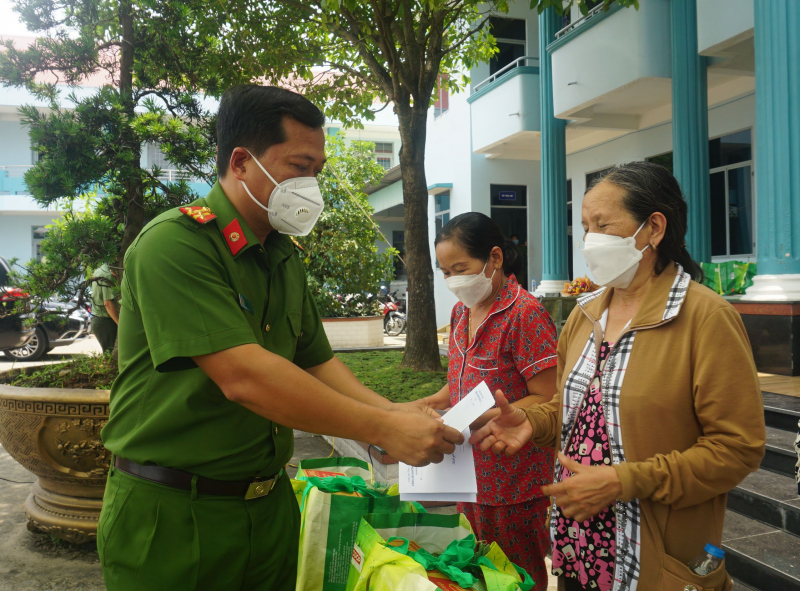 Đồng chí Trương Hòa Bình tặng quà cho các Mẹ Việt Nam anh hùng tại Bến Lức, Long An -2