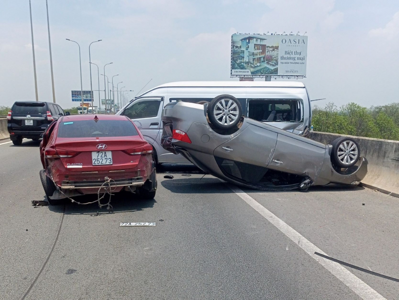 Va chạm trên cao tốc TP Hồ Chí Minh-Long Thành-Dầu Giây, 3 xe hư hỏng -0