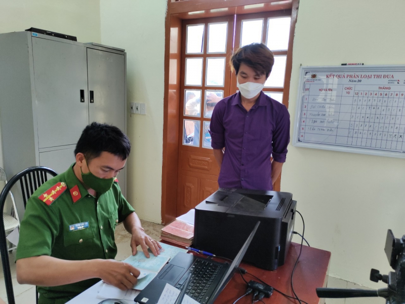 Công an huyện Mộc Châu xuống xã cấp CCCD và định danh điện tử cho người dân -1