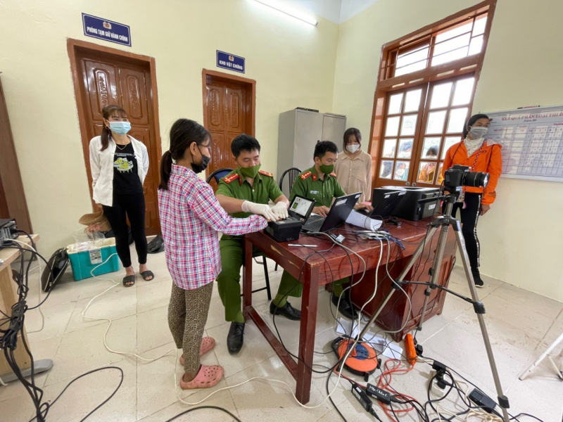 Công an huyện Mộc Châu xuống xã cấp CCCD và định danh điện tử cho người dân -5