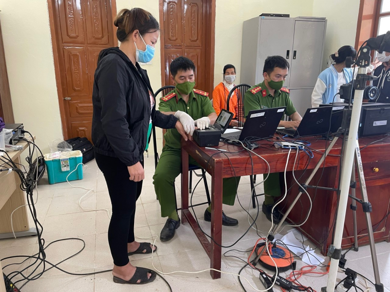 Công an huyện Mộc Châu xuống xã cấp CCCD và định danh điện tử cho người dân -6