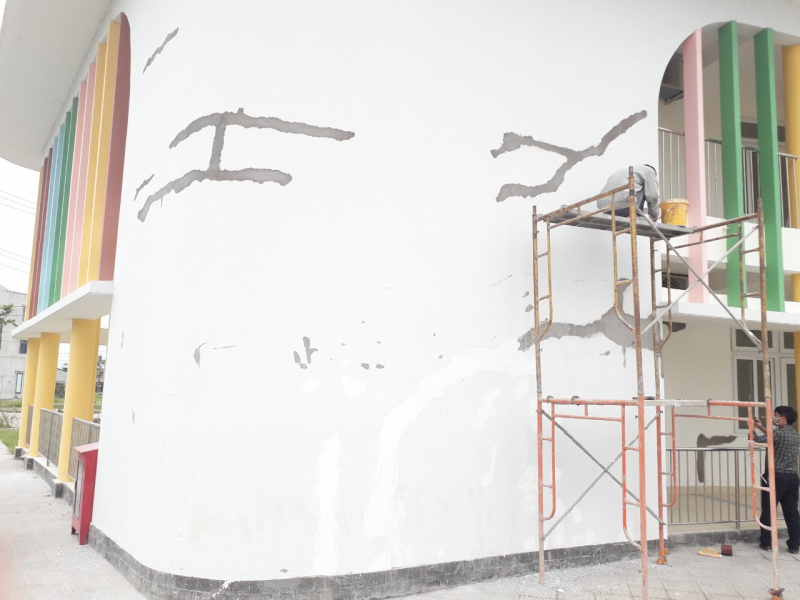 Chưa sử dụng, trường mầm non hiện đại nhất TP Huế đã phải sửa chữa hàng loạt vết nứt -0